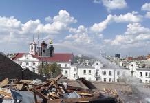 Ataque ruso mata a 7 en ciudad del norte de Ucrania mientras Zelenskyy visita Suecia