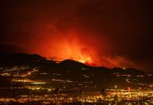 Evacúan a miles ante avance del incendio en Tenerife, Islas Canarias