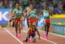 Corredora cae a unos metros de la meta en el Mundial de Atletismo