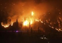 Evacuación masiva por fuego convierte capital de región canadiense en una ciudad fantasma