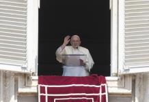 El papa llama a los periodistas a combatir la desinformación y la coprofilia actual