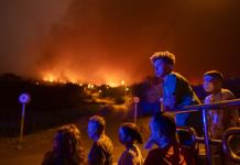 El fuego en la isla española de Tenerife arrasa 11,600 hectáreas y hay 12,000 evacuados