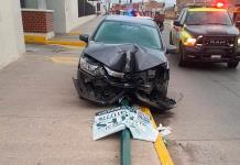 Automóvil choca y derriba poste en Urbano Villalón