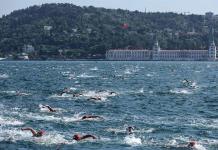 Más de 2600 nadadores de 70 países participan en la carrera intercontinental del Bósforo