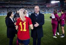 Una ministra ve violencia sexual en el beso de presidente de Federación a una jugadora