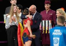Presidente de la Federación Española no renuncia tras besar a una futbolista en los labios