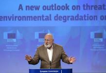 Comisario europeo de clima deja el cargo para asumir labores en Holanda