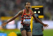 Faith Kipyegon acelera y domina al revalidar el título mundial de los 1,500