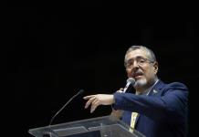 Aliados elogian la experiencia del ganador de las elecciones en Guatemala; su rival guarda silencio