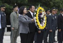 Tsai renueva su promesa de reforzar la autodefensa de Taiwán en visita a monumento de guerra