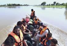Rescatistas evacuan a más de 100 mil en provincia de Pakistán afectada por inundaciones