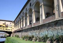 Pintarrajean las columnas del histórico Corredor Vasariano en Florencia
