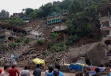 Un masivo deslizamiento de tierra derrumba edificios y decenas de hogares en la India
