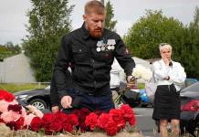 Rusos llevan flores a los centros Wagner tras la noticia sobre la muerte de Prigozhin