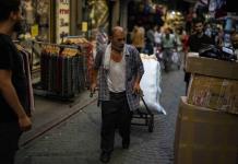 Banco central de Turquía eleva agresivamente su tasa de interés