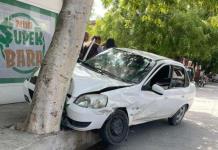 Conductor de camioneta choca contra vehículo y lo proyecta contra un árbol