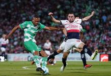 Santos frena al líder Chivas