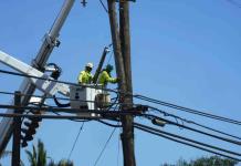 Cables eléctricos desnudos y postes inclinados podrían haber causado incendios de Maui