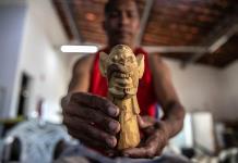 El arte de esculpir demonios pervive en Brasil