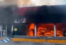 Criminales incendian Oxxos y vehículos en Apatzingán