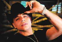 Eduin Caz, Vocalista de Grupo Firme, V&iacute;ctima de Robo de Joyas