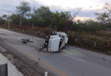 Vuelca pipa que transportaba gasolina sobre la carretera Valles-Tampico 