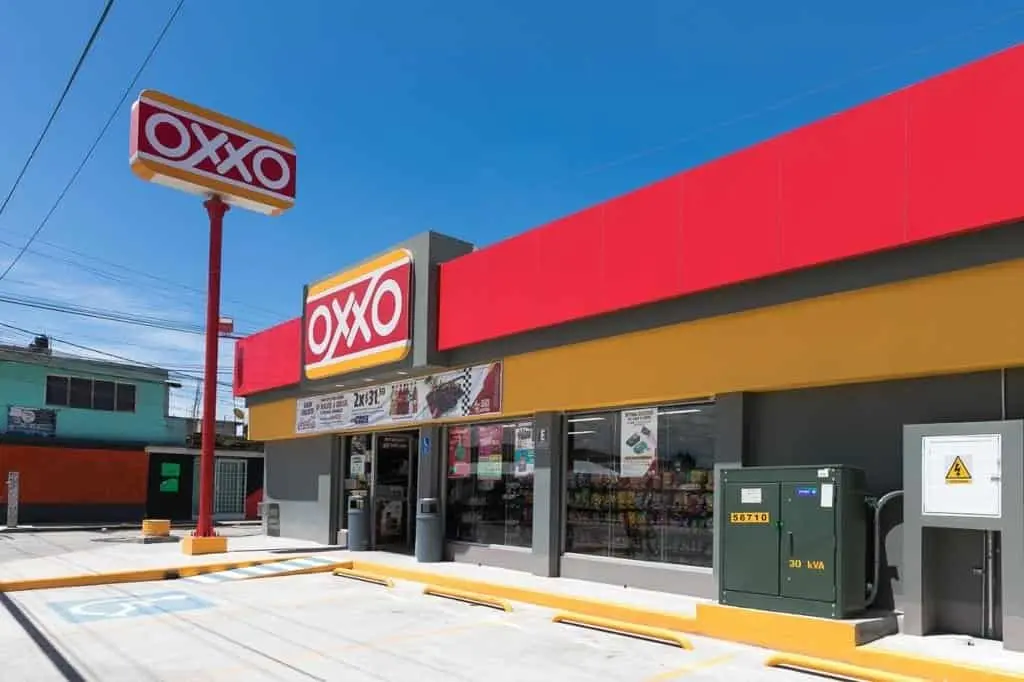 Polémica en Oxxo: Mujeres agreden a cajero por incidente con alcohol