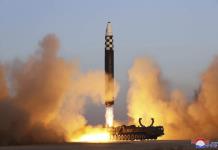 Norcorea lanza dos misiles balísticos hacia el mar, horas después de que EEUU enviara bombarderos