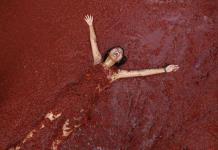 Miles de personas celebran la tradicional Tomatina en España