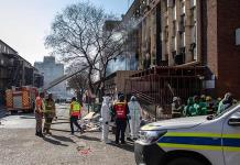 Al menos 73 muertos en el incendio de un edificio en Sudáfrica