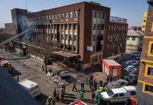 Suben a 74 los muertos en el incendio de un edificio de Johannesburgo