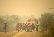 Los bomberos griegos siguen luchando para controlar el enorme incendio de Evros