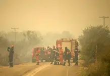 Los bomberos griegos siguen luchando para controlar el enorme incendio de Evros