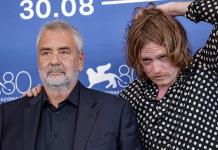 Luc Besson y Caleb Landry Jones ovacionados en Venecia por el inquietante drama Dogman