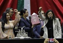 &iexcl;Fuera, fuera! le gritan a Luisa Mar&iacute;a Alcalde al entregar Informe