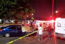 Muere hombre al chocar su auto contra árbol en la carretera 57