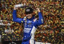 Larson se queda con la primera carrera de postemporada en NASCAR