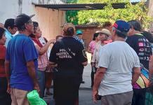 Adultos mayores esperan en balde cobro de beca