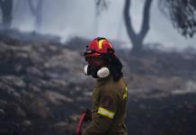 Más de 700 bomberos logran avances en combate a enorme incendio en Grecia