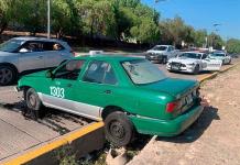 Carros quedan con daños al accidentarse