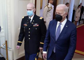 Biden usa mascarilla con intermitencia tras positivo a COVID de primera dama