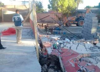 Máquina derriba barda de escuela por accidente