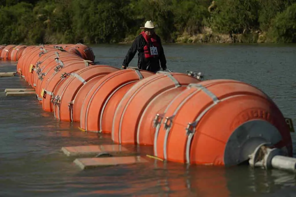 Boyas fronterizas se desprenden y cierran puentes en río Bravo