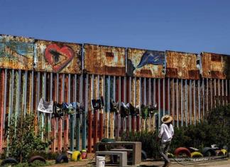 Activistas mexicanos señalan que renovación de muro fronterizo en EEUU destruye vegetación