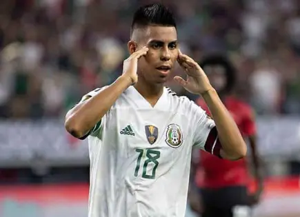 Efraín Álvarez se une a Chivas como fichaje estrella