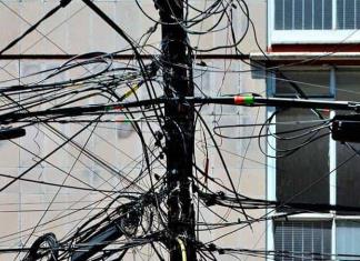 Inician retiro de marañas de cables obsoletos en la capital