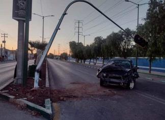 Carro derriba semáforo en Carr. a Zacatecas