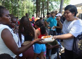 Organizaciones entregan comida, ropa, insumos y arte a migrantes en frontera sur de México