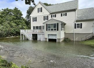 Fuertes lluvias inundan viviendas de Massachusetts y hacen peligrar represa