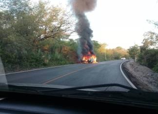 Se incendia vehículo de turistas en la carretera Valles-Naranjo
